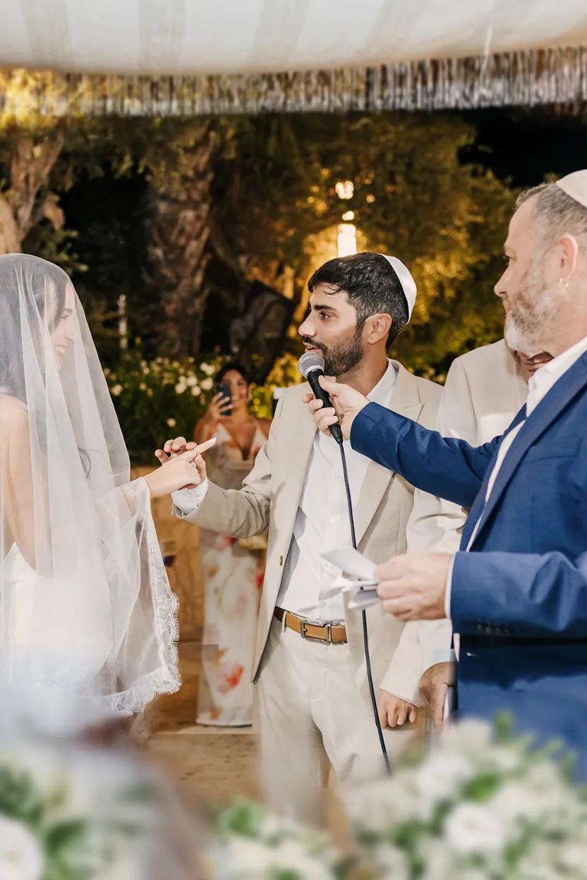 זוג מתחתן עם אריאל עמית